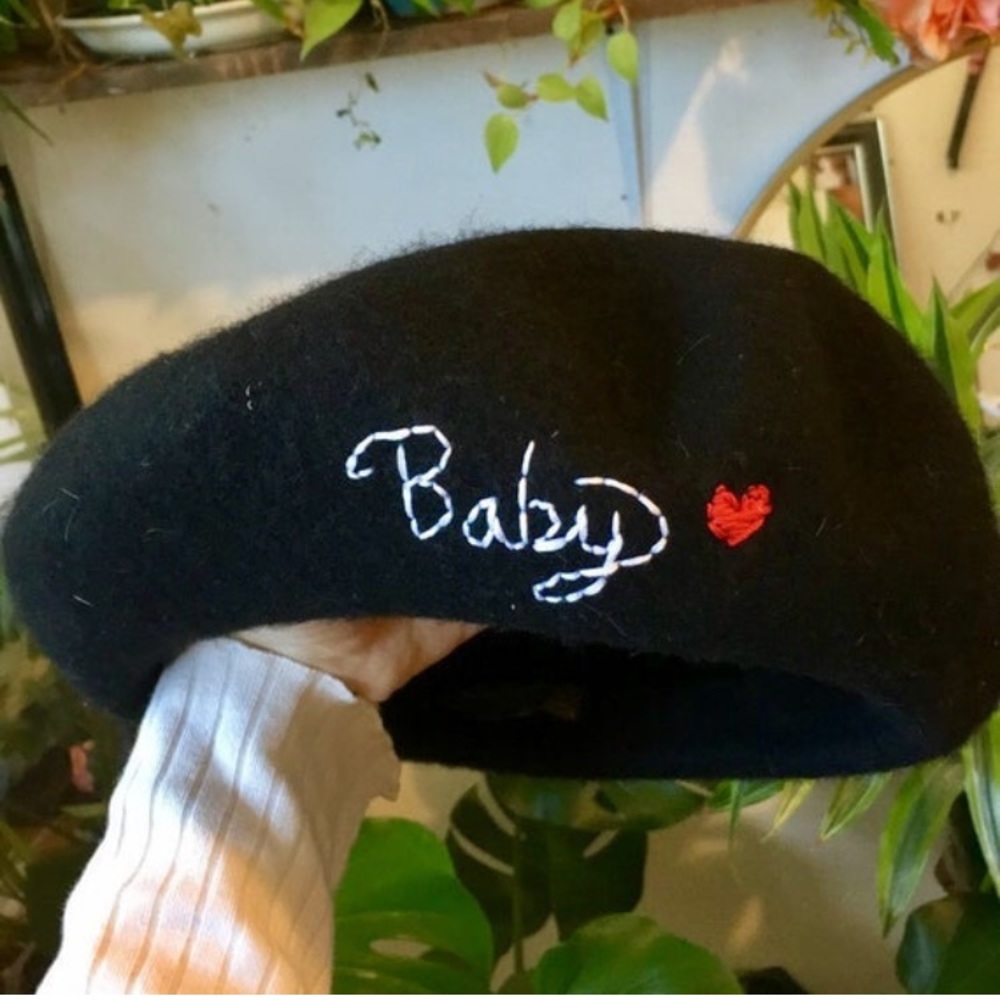 Black wool beret with "baby" embroidery